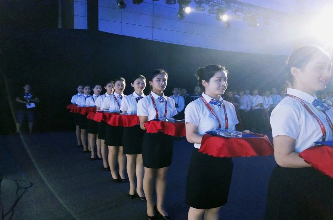 我校人文艺术系学生圆满完成2018年世界物联网博览会礼仪服务任务