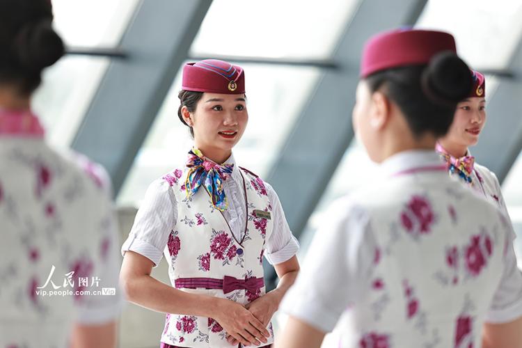 重庆高铁乘务员开展服务礼仪培训 提升礼仪服务品质